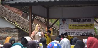 Adde Rosi Berikan Bantuan Sanimas dan Keramik di Kecamatan Kaduhejo