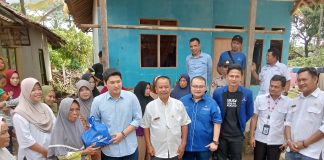 Datangi Korban Banjir, Anggota DPR RI Berikan Ribuan Paket Sembako