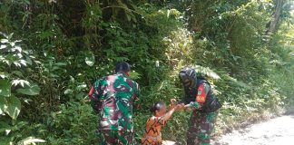 Anggota Koramil 0115 Cimanggu Kodim 0601 Pandeglang Sisir Kawasan Pedalaman
