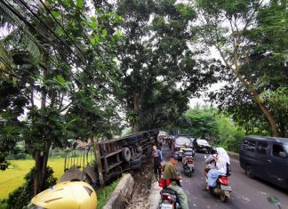 Akibat Sopir Mengantuk, Truk Bermuatan Ribuan Galon Air Mineral Terguling di Pandeglang