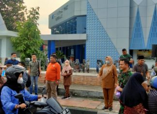 Ratusan Takjil Dibagikan Forkopimda Pandeglang Kepada Pengendara