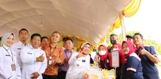 Ratusan Warga Anyer Antusias Kunjungi Bazar Murah Ramadhan