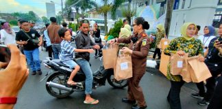 Kejari Pandeglang Bagikan 500 Takjil Bersama Wartawan