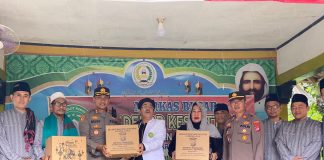 Bentuk Peduli di Bulan Ramdhan, Kapolres Pandeglang Bagikan Puluhan Paket Sembako