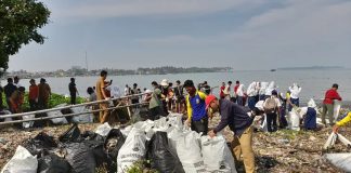 Pandawara Group Bersama Masyarakat dan Pemkab Pandeglang Bersihkan Sampah di Pantai Teluk