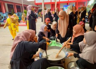 Gebyar 10 Muharram 1445 H, Ini Yang Dilakukan Guru Dan Orang Tua Murid SDN Pagadungan 2