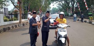 Jelang HUT Ke-78 RI, Sekretariat DPRD Pandeglang Bagikan Bendera