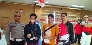 Meriahkan HUT Ke-78 RI, UPTD PPD Bapenda Samsat Pandeglang Berikan Doorprize Kepada Wajib Pajak