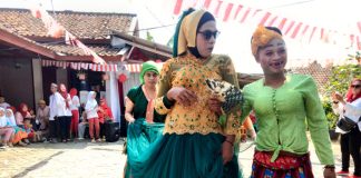 Meriahkan HUT ke 78 RI, Bapak-bapak Ikuti Lomba Fashion Show Gunakan Pakaian Wanita