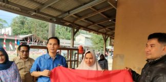 Sambut HUT Ke-78 RI, UPTD PPD Samsat Pandeglang Datangi WP dan Bagikan Bendera