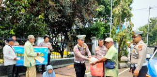 Hari Pertama Bertugas, Kasatlantas Polres Pandeglang Bagikan Nasi Kotak Pada Warga