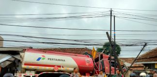 Truk Tangki BBM Hantam Kios dan Rumah Warga di Pandeglang