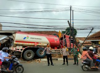Truk Tangki BBM Hantam Kios dan Rumah Warga di Pandeglang