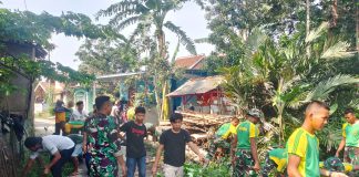 Antisipasi Banjir, Yonif Mekanis 320/Badak Putih Bersama Warga Bersihkan Drainase
