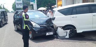 Diduga Mengantuk, Pengemudi Avanza Tabrak Kendaraan Terparkir di Pandeglang