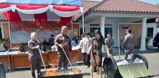 Kejari Pandeglang Musnahkan Barang Bukti Dari 34 Perkara