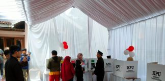 Pemilu 2024, Bupati Pandeglang Gunakan Hak Pilihnya di TPS 20 Cigadung