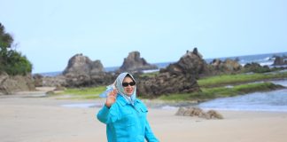 Airin Kagumi Keindahan Pantai di Kabupaten Lebak