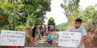 Belasan Tahun Dibiarkan Rusak, Warga di Pandeglang Swadaya Perbaiki Jalan Antar Kabupaten