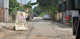 Tak Kunjung Diperbaiki, Warga di Pandeglang Tanam Pohon Pisang