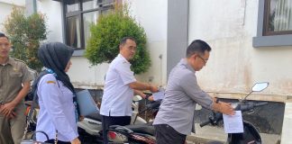Petugas Samsat Menelusuri Kendaraan di Parkiran Setda Pandeglang