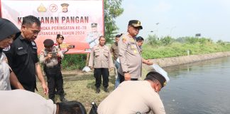 Polres Serang Tebar 10.000 Bibit Ikan di Danau Puspemkab Serang