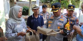 Motivasi Pelaku UMKM, Kapolres Serang Kunjungi Pengrajin Bambu di Desa Tegal Maja