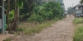 Akses Jalan Tiga Kampung di Desa Sindangsari, Kabupaten Serang Rusak Parah