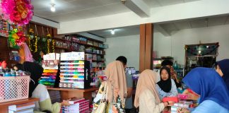 Jelang Masuk Sekolah, Toko Alat Tulis di Pandeglang Diserbu Pembeli