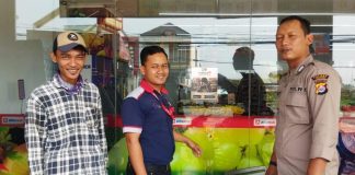 Sosialisasi Bahaya Judi Online, Polres Serang Pasang Sticker Imbauan di Toko Retail
