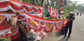 Jelang HUT ke-79 Kemerdekaan RI, Pedagang Bendera Asal Garut Mengais Rezeki di Pandeglang