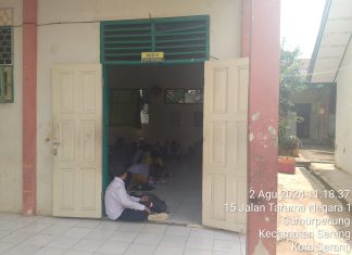 Tak Kebagian Kursi, Ratusan Siswa SMPN 1 Kota Serang Belajar di Lantai