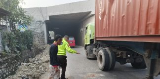 Terjatuh Saat Dibonceng, Buruh Pabrik Serang Tewas Terlindas Truk