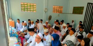 Pasangan Fitron-Diana Ziarah Ke Makam Bupati Pertama Pandeglang