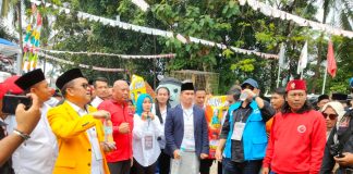Ribuan Masyarakat Antarkan Fitron-Diana Berjalan Kaki ke KPU