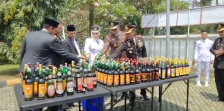 Momentum HUT RI Ke-79, Polres Pandeglang Musnahkan Ribuan Botol Miras