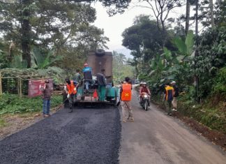 Jelang Libur Tahun 2025, UPT PJJ DPUPR Banten Terus Poles Jalan di Pandeglang