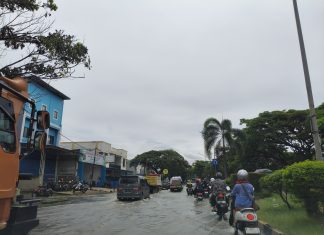 Pengendara di Kota Cilegon Keluhkan Jalan TB Aat Syafaat yang Jadi Langganan Banjir