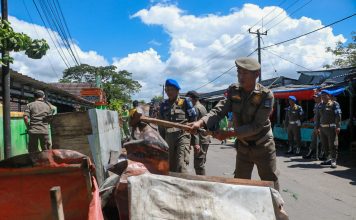 Satpol PP Kabupaten Serang Bongkar Puluhan Lapak PKL Pasar Ciherang Cikande