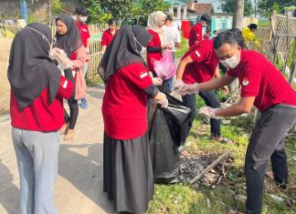 KKM Kelompok 43 Universitas Primagraha Bersih-bersih Sampah di Kampung Kecacang Sawah Luhur