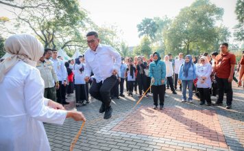 Gubernur Banten Andra Soni Bermain Enggrang Hulahop dan Lompat Tali