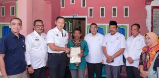 Bersama Menko AHY Serahkan Sertipikat Tanah untuk Rakyat di Bengkulu, Wamen Ossy Apresiasi Peran Pemerintah Daerah