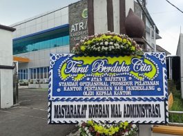 Diduga Jadi Korban Maladministrasi di BPN Pandeglang, Warga Pasang Karangan Bunga