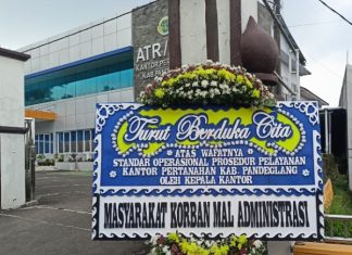 Diduga Jadi Korban Maladministrasi di BPN Pandeglang, Warga Pasang Karangan Bunga