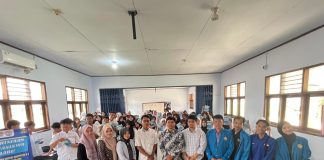 Foto bersama mahasiswa Universitas Pamulang dan siswa SMK Mulia Hati Insani Lebak setelah acara sosialisasi Internet of Things (IoT)