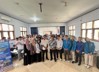 Foto bersama mahasiswa Universitas Pamulang dan siswa SMK Mulia Hati Insani Lebak setelah acara sosialisasi Internet of Things (IoT)