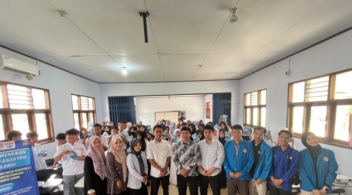 Mahasiswa UNPAM Gelar Sosialisasi IoT di SMK Mulia Hati Insani Lebak Hadapi Era Industri 5.0 Foto bersama mahasiswa Universitas Pamulang dan siswa SMK Mulia Hati Insani Lebak setelah acara sosialisasi Internet of Things (IoT)