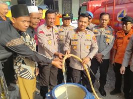 Polres Pandeglang Salurkan Air Bersih untuk Warga Terdampak Kekeringan