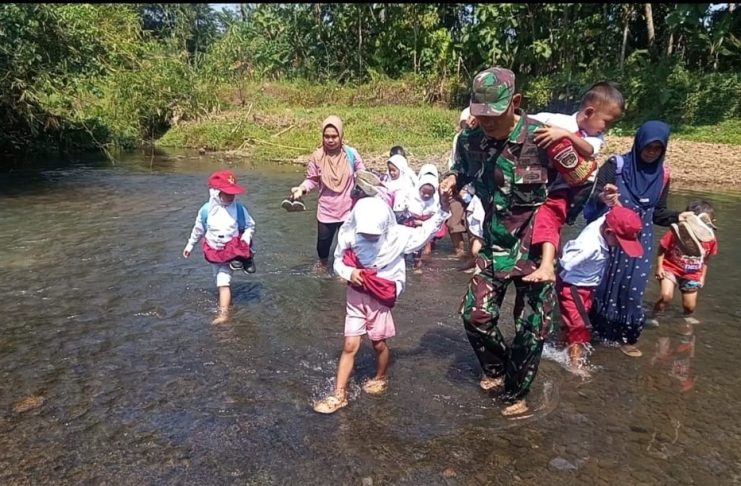 Siswa di Pandeglang Berjuang Seberangi Sungai Menuju Sekolah