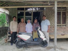 Senyum Bahagia Neng Marni, Dapat Sepeda Listrik Dari Muhibbin Untuk Sekolah